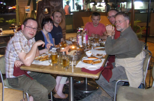  Malcolm Kadodwala, Serena Corr, Eddie Cussen, Calum Jack, Klaas Wynne, and Goetz Bucher having dinner in Pune